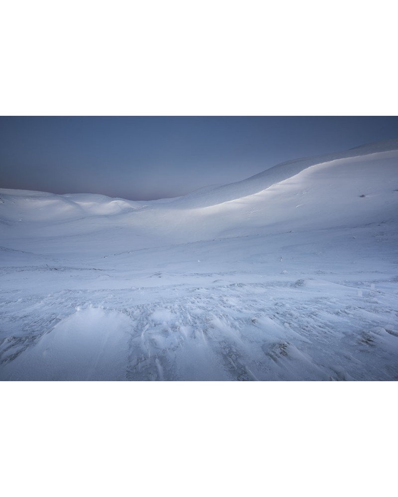 
Désert blanc - photographie Nicolas Gascard 

Ambiance désertique hivernale à l'aube aux sommets des Monts Jura.